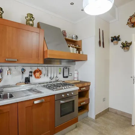 3 Bedroom Lovely In Apartment Viareggio