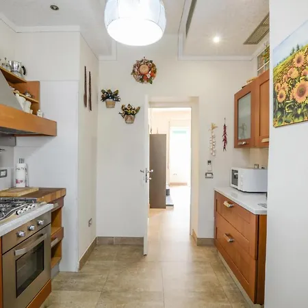 Apartment 3 Bedroom Lovely In *