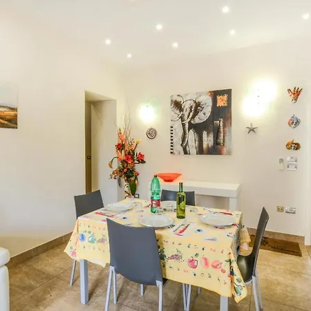 3 Bedroom Lovely In Viareggio