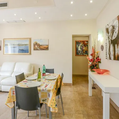 Apartment 3 Bedroom Lovely In Viareggio
